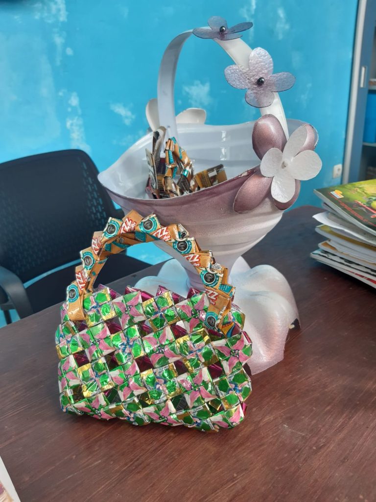 Pembuatan Prakarya Pemanfaatan Barang Bekas